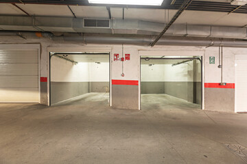 Side parking with stamped concrete paving in a wood design, frost-resistant and easy to clean.