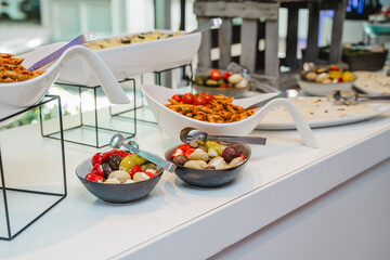 Professionelles Catering-Buffet mit Warmhaltebehältern und reichhaltiger Auswahl an Speisen auf...