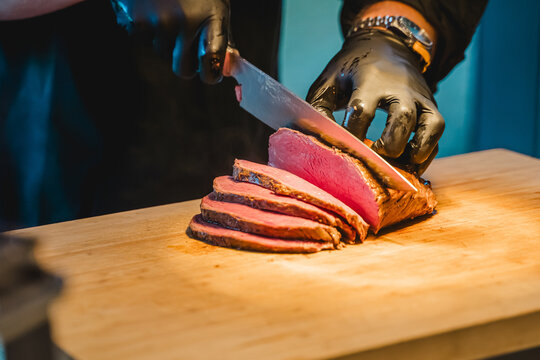 Frisch aufgeschnittenes Fleisch an einer Carving Station