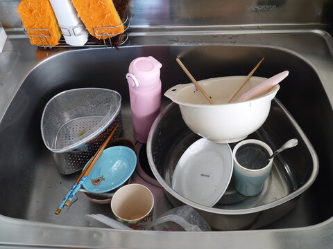 食事後、洗う前の食器