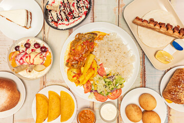 Toasted ants from Santander with yellow corn arepas and avocado, presented in a wicker basket