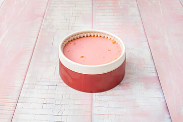 Vegan cheesecake made with cashews and silken tofu, sweetened with maple syrup and featuring a crunchy walnut and date base, suitable for everyone.