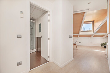 Hallway with wooden flooring and stucco walls, blending rusticity and modernity in a transitional space