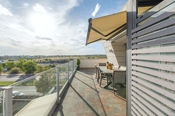 Terrace with draining artificial grass, full outdoor kitchen, and bar with high stools