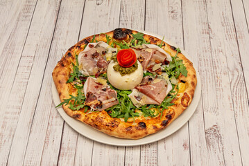 Capricious pizza with Serrano ham, sautéed mushrooms, artichokes, and a poached egg in the center