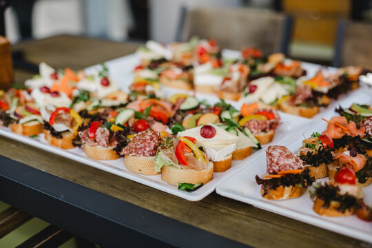 Professionelles Catering-Buffet mit Warmhaltebeh&auml;ltern und reichhaltiger Auswahl an Speisen auf einem festlichen Bankett