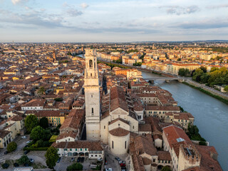Obraz premium Aerial View of the Verona Cathedral at Sunrise with Historic Buildings in the City