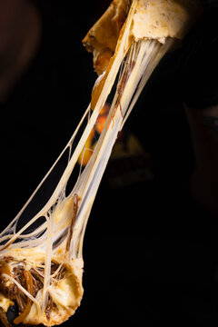 Las manos con una pizza y mucha muzzarella 