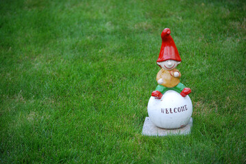 Ein Gartenzwerg hei&szlig;t uns im Garten willkommen.