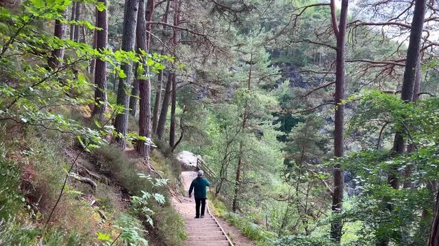 Tilt up de senderista en el sendero de Falls of Foyers, Lago Ness