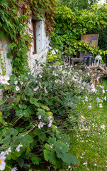 Un angolo dei giardini fioriti presso i castelli di Strassoldo in Friuli Venezia Giulia, in autunno