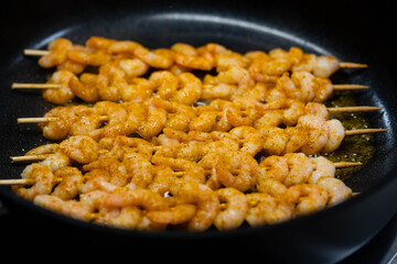 leckere Garnelen mit Kräutern und Gewüzen