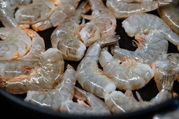 leckere Garnelen mit Kräutern und Gewüzen