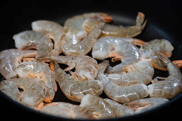 leckere Garnelen mit Kräutern und Gewüzen