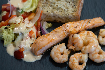 leckere Garnelen mit Kräutern und Gewüzen