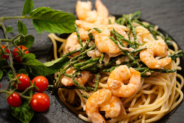 leckere Garnelen mit Kräutern und Gewüzen