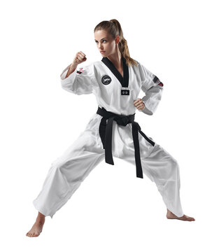 Mujer en uniforme de taekwondo con cintur&oacute;n negro realizando una t&eacute;cnica de patada y pu&ntilde;etazo. Poder, maestr&iacute;a, concentraci&oacute;n, fuerza interior, equilibrio, determinaci&oacute;n, respeto, precisi&oacute;n, autoridad