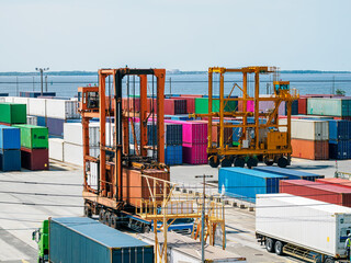 コンテナターミナルで稼働するストラドルキャリア