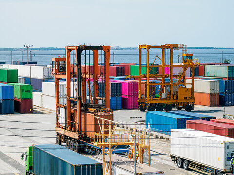 コンテナターミナルで稼働するストラドルキャリア