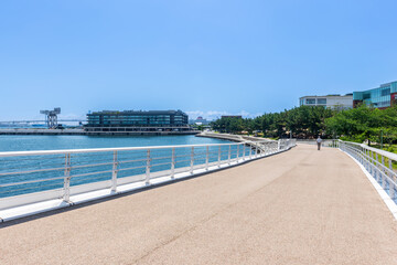 横浜みなとみらい 新港パークの海沿い遊歩道とハンマーヘッドの風景