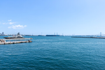 ベイブリッジを望む横浜港の風景