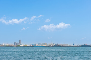 横浜港の工業地帯の風景