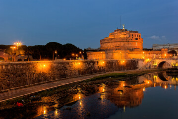 Die  Engelsburg in Rom am Abend
