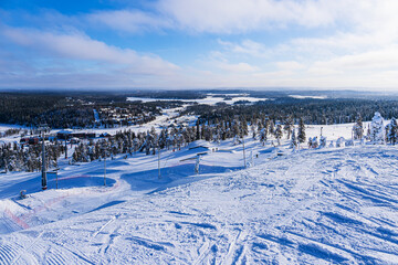 Landschaft mit Schnee und B&auml;umen im Winter in Ruka, Finnland