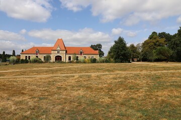 Obraz premium Ecuries des Oudairies, vue de l'extérieur, ville de La Roche sur Yon, département de la Vendée, France