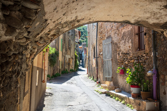 Altstadtgasse in Les M&eacute;es in der Haute Provence