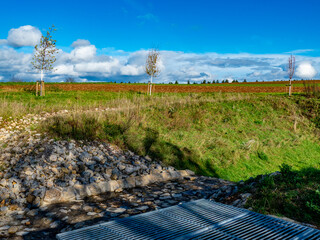Neu erbautes Hochwasser Rückhaltebecken
