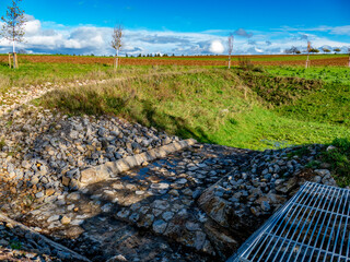 Neu erbautes Hochwasser Rückhaltebecken