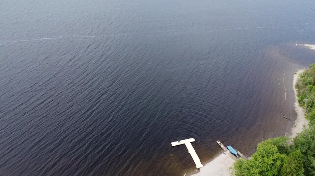 Vuelo hacia atr&aacute;s sobre el muelle del Lago Ness revelando la orilla 4K