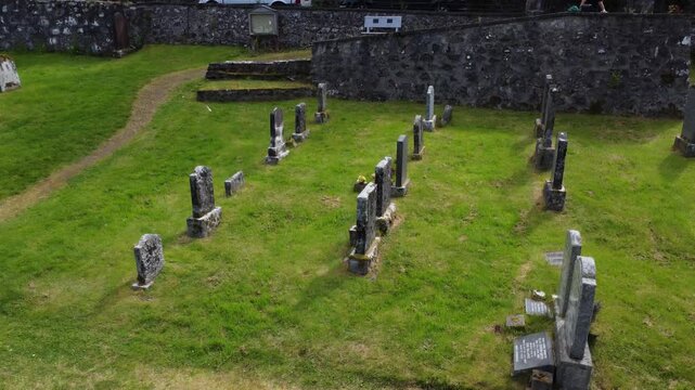 Ascenso a&eacute;reo sobre antiguo cementerio del Lago Ness, 4K