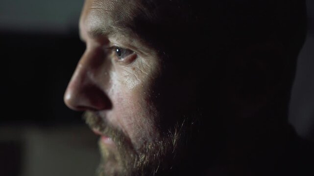 Hombre con ojos azules reflexionado en la noche mientras bebe caf&eacute;