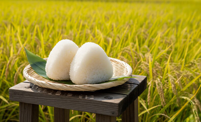 黄金色の田んぼと手作りおにぎり：日本の秋の恵み