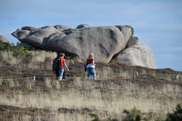 Groupe de randonneurs sur un sentier côtier en Bretagne