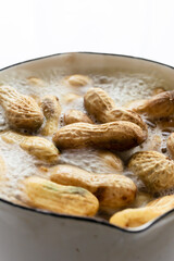 ゆで落花生　生落花生を鍋で茹でる