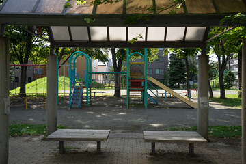 遊具のある公園の風景