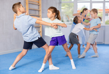 Obraz premium Young fighters in gym focus intensely on perfecting their head punch technique.