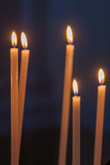 Opferkerzen in einer Kirche