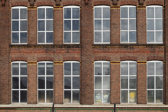 Altes Fabrikgeb&auml;ude, Fassade mit vielen Fenster