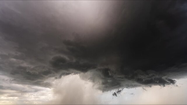 Dramatic sky patterns forming ahead of torrential downpour 