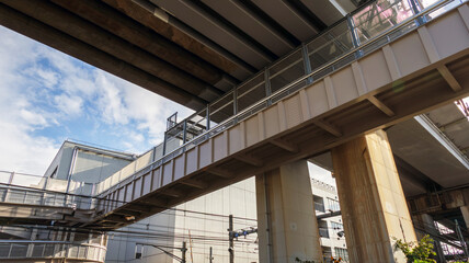 高架の下を通る歩道橋