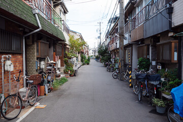 都市の住宅街の路地