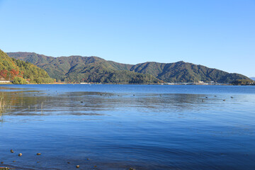 秋晴れの日の河口湖：静寂に包まれた水面と遠くの山々