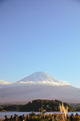 秋のススキ野原と雲帯を巻いた雄大な富士山