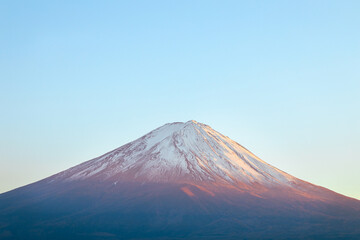日本の象徴：雲帯をまとった孤高の富士