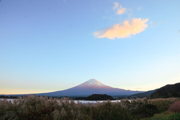 秋のススキ野原と雲帯を巻いた雄大な富士山