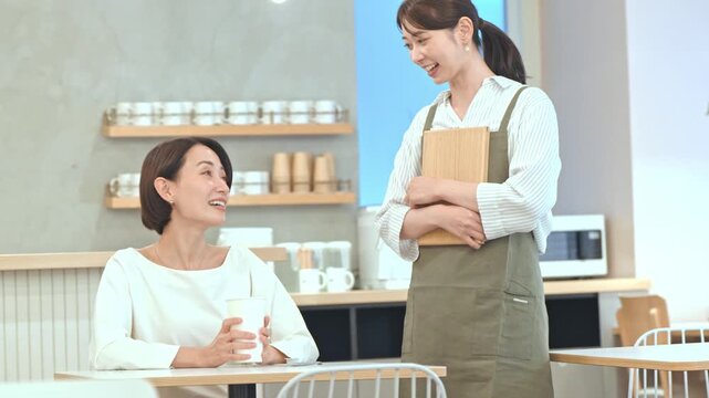 カフェで働くエプロンをつけた女性